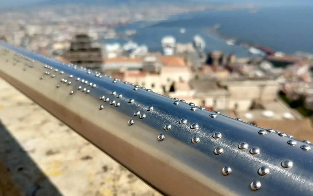 Barandillas con braille ofrece a los ciegos un panorama escrito en el castillo Sant’Elmo.