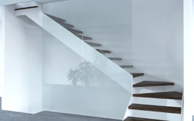 Opciones de cerrar un espacio con pared de vidrio o barras verticales