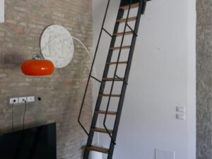 Escalera de rampa rigida para altillo