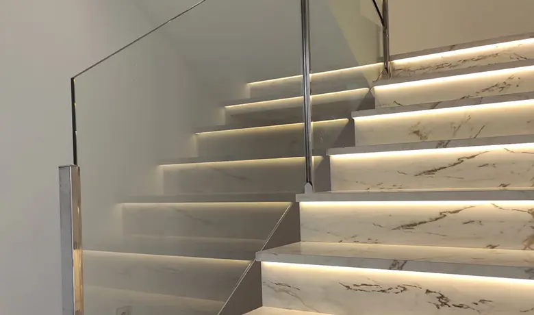 Barandilla de acero inoxidable y cristal vs metal y cristal: diferencias reales y cuándo conviene cada una