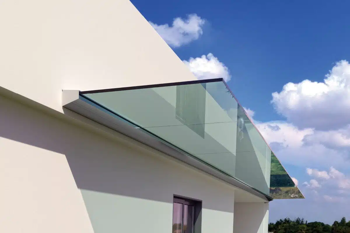 Barandilla-de-cristal-con-base-de-aluminio-natural-barandilux