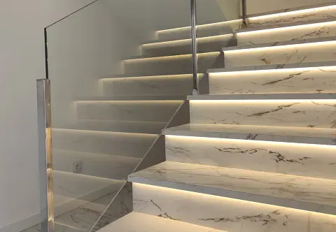 Barandilla de cristal con montantes metálicos para escaleras: cuándo tiene sentido y cuándo no